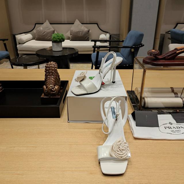 奶茶风系列 顶级包装配套最高版本 PRADA 2024普拉达春季 最新高跟玫瑰花饰凉鞋。玫瑰花高跟一字凉 春夏新品， 顶级版本 实力来袭！“原版超软牛漆皮看似简