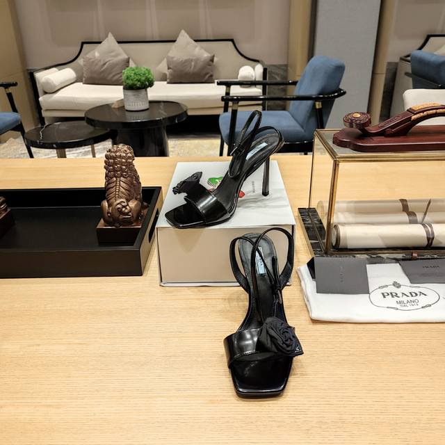 奶茶风系列 顶级包装配套最高版本 PRADA 2024普拉达春季 最新高跟玫瑰花饰凉鞋。玫瑰花高跟一字凉 春夏新品， 顶级版本 实力来袭！“原版超软牛漆皮看似简