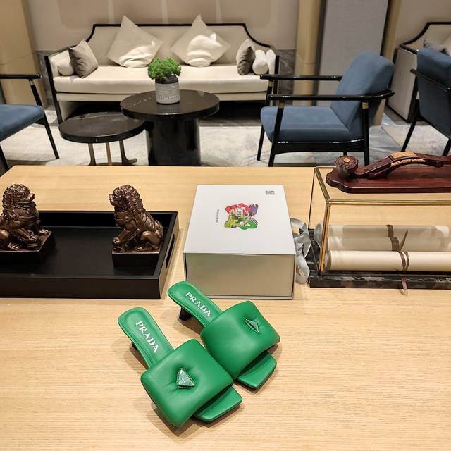 马卡龙系列 顶级包装配套最高版本 PRADA 2024普拉达春季 最新款且超级爆系列填充羽绒矮跟凉爆品。 顶级原版区分:看原版粗鞋跟以及填充绒的厚度。 春夏新品