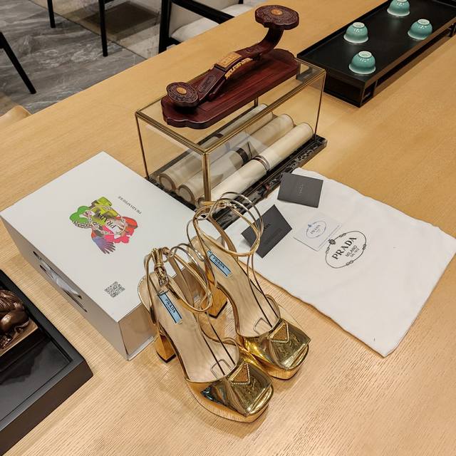 防水台恨天高系列 顶级包装配套最高版本 PRADA 2024普拉达春季 最新款且超级爆系列爆品，鱼嘴中空凉鞋系列。春夏新品， 顶级版本 实力来袭！ 恨天高跟防水