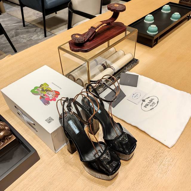 防水台恨天高系列 顶级包装配套最高版本 PRADA 2024普拉达春季 最新款且超级爆系列爆品，鱼嘴中空凉鞋系列。春夏新品， 顶级版本 实力来袭！ 恨天高跟防水