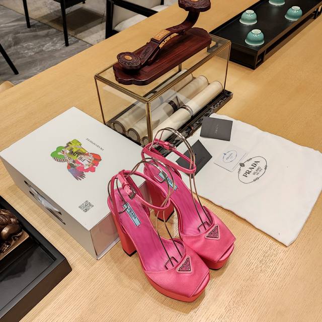 防水台恨天高系列 顶级包装配套最高版本 PRADA 2024普拉达春季 最新款且超级爆系列爆品，鱼嘴中空凉鞋系列。春夏新品， 顶级版本 实力来袭！ 恨天高跟防水