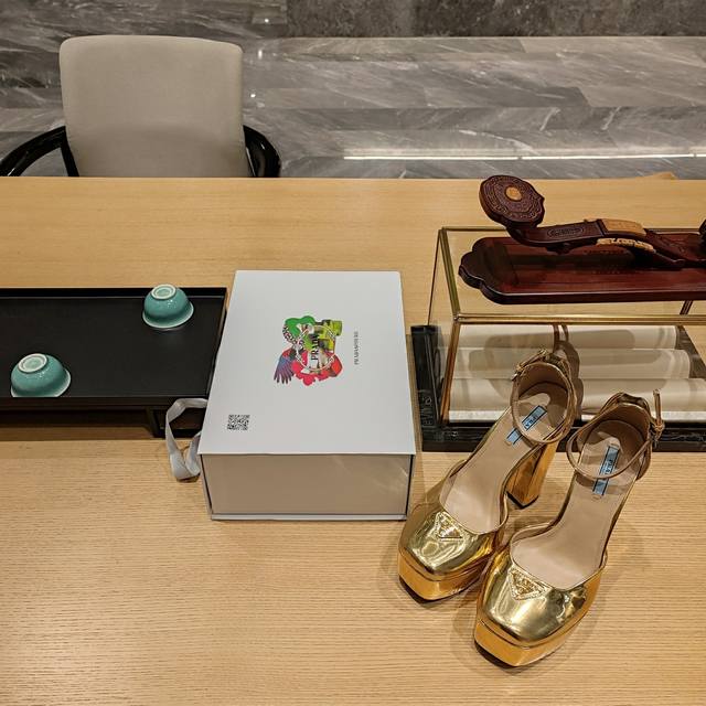 防水台恨天高系列 顶级包装配套最高版本 PRADA 2024普拉达春季 最新款且超级爆系列爆品，包头中空凉鞋系列。春夏新品， 顶级版本 实力来袭！ 恨天高跟防水