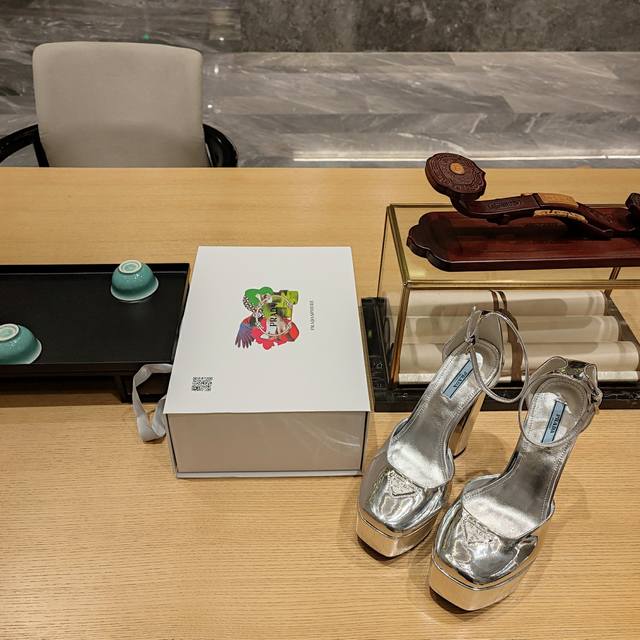 防水台恨天高系列 顶级包装配套最高版本 PRADA 2024普拉达春季 最新款且超级爆系列爆品，包头中空凉鞋系列。春夏新品， 顶级版本 实力来袭！ 恨天高跟防水