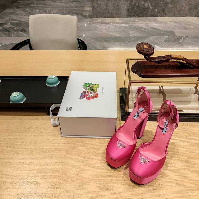 防水台恨天高系列 顶级包装配套最高版本 PRADA 2024普拉达春季 最新款且超级爆系列爆品，包头中空凉鞋系列。春夏新品， 顶级版本 实力来袭！ 恨天高跟防水