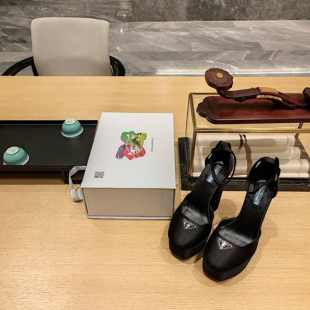 防水台恨天高系列 顶级包装配套最高版本 PRADA 2024普拉达春季 最新款且超级爆系列爆品，包头中空凉鞋系列。春夏新品， 顶级版本 实力来袭！ 恨天高跟防水