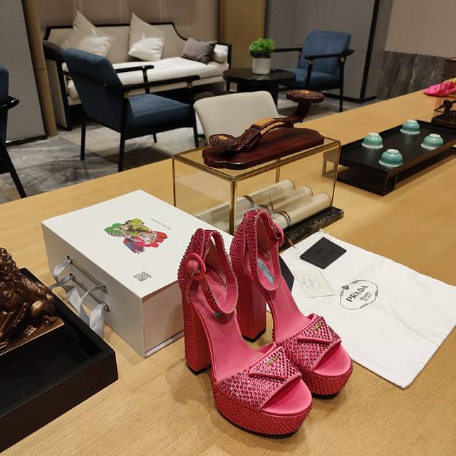 防水台烫钻系列 顶级包装配套最高版本 PRADA 2024普拉达春季 最新款且超级爆系列爆品，烫钻鱼嘴中空水台凉鞋系列。 春夏新品， 顶级版本 实力来袭！ 烫彩