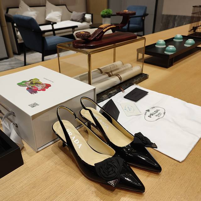 奶茶风系列 顶级包装配套最高版本 PRADA 2024普拉达春季 最新小跟玛丽珍凉鞋、尖拖系列。玫瑰花尖拖 春夏新品， 顶级版本 实力来袭！“原版金属镜面TPU