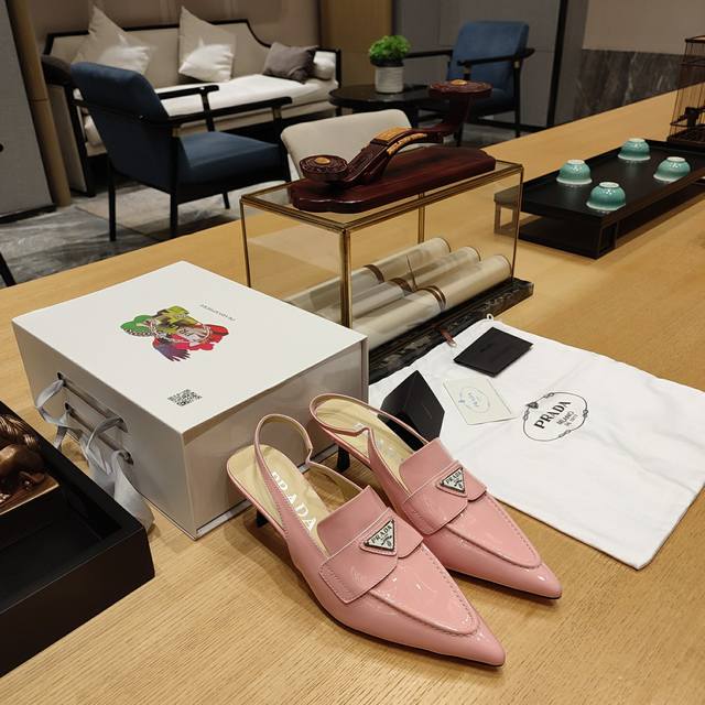 奶茶风系列 顶级包装配套最高版本 PRADA 2024普拉达春季 最新小跟玛丽珍凉鞋、尖拖系列。胆位尖拖 春夏新品， 顶级版本 实力来袭！“原版金属镜面TPU材