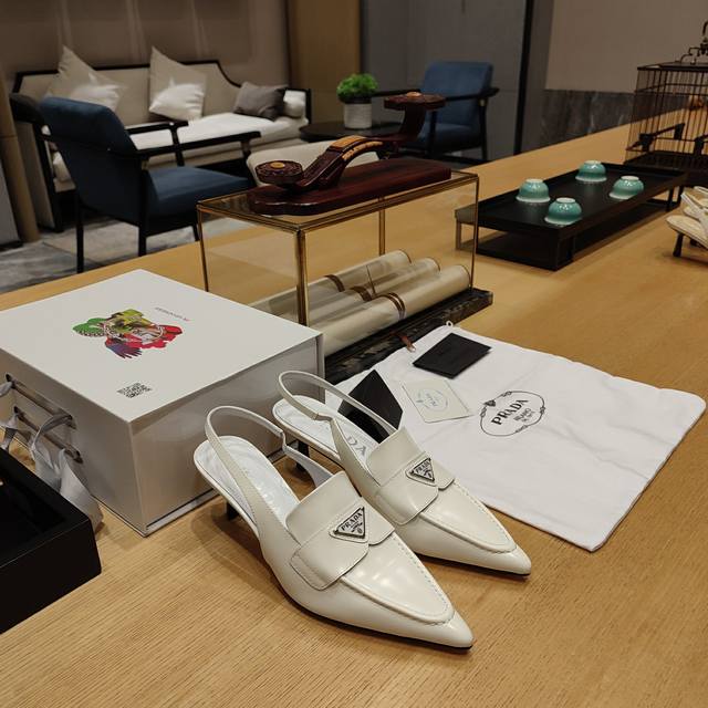奶茶风系列 顶级包装配套最高版本 PRADA 2024普拉达春季 最新小跟玛丽珍凉鞋、尖拖系列。胆位尖拖 春夏新品， 顶级版本 实力来袭！“原版金属镜面TPU材