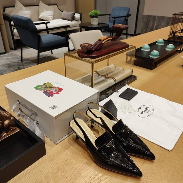 奶茶风系列 顶级包装配套最高版本 PRADA 2024普拉达春季 最新小跟玛丽珍凉鞋、尖拖系列。胆位尖拖 春夏新品， 顶级版本 实力来袭！“原版金属镜面TPU材