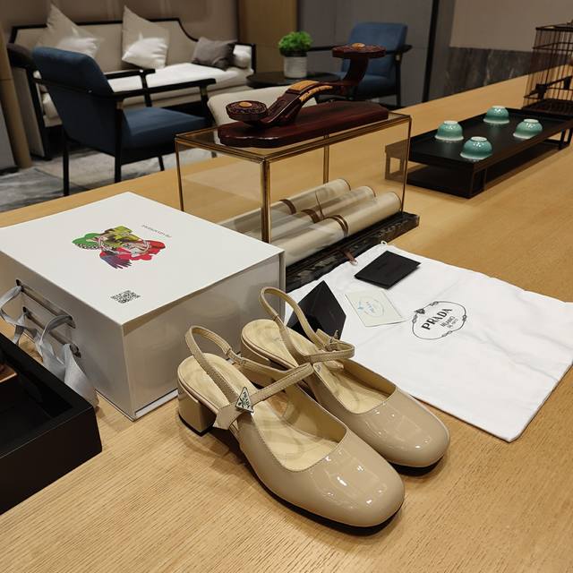 奶茶风系列 顶级包装配套最高版本 PRADA 2024普拉达春季 最新小跟玛丽珍凉鞋、尖拖系列。小粗跟玛丽珍圆头凉 春夏新品， 顶级版本 实力来袭！“原版金属镜