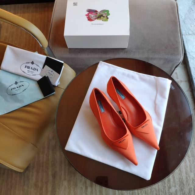 顶级包装配套最高版本 PRADA 普拉达春夏新品， 顶级版本 实力来袭！猫跟四季小单鞋。 当红巨星金晨同款凉鞋，时髦百搭nice单品，意大利专柜代购原版鞋开发，
