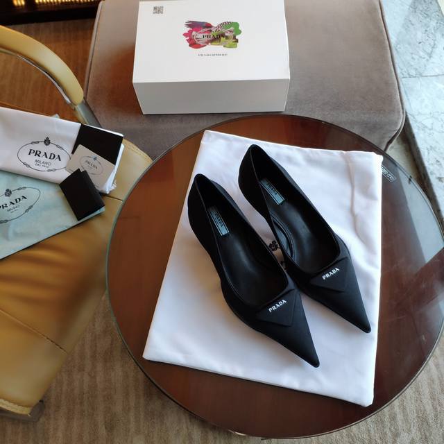 顶级包装配套最高版本 PRADA 普拉达春夏新品， 顶级版本 实力来袭！猫跟四季小单鞋。 当红巨星金晨同款凉鞋，时髦百搭nice单品，意大利专柜代购原版鞋开发，