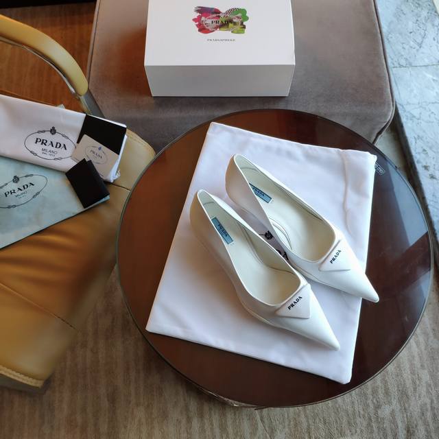 顶级包装配套最高版本 PRADA 普拉达春夏新品， 顶级版本 实力来袭！猫跟四季小单鞋。 当红巨星金晨同款凉鞋，时髦百搭nice单品，意大利专柜代购原版鞋开发，