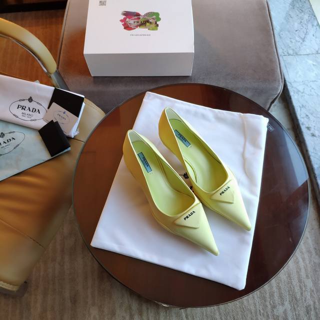 顶级包装配套最高版本 PRADA 普拉达春夏新品， 顶级版本 实力来袭！猫跟四季小单鞋。 当红巨星金晨同款凉鞋，时髦百搭nice单品，意大利专柜代购原版鞋开发，