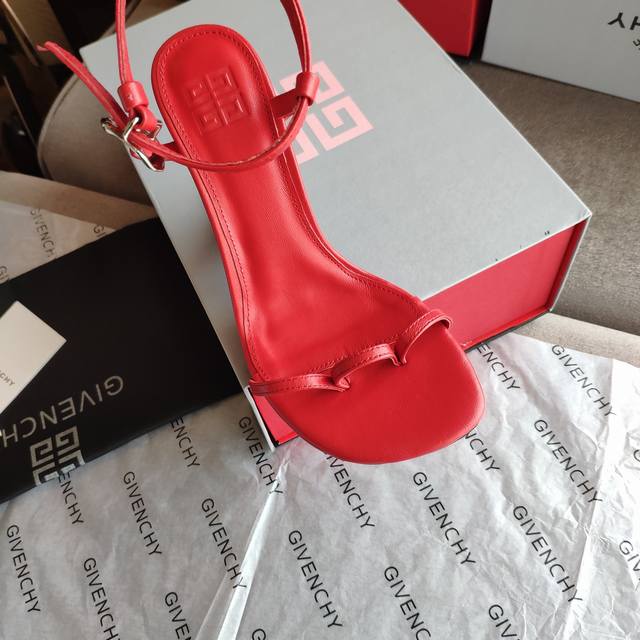 纪梵希 顶级包装配套，三面三色彩绘磁铁盒 GIVENCHY 纪梵希夏秋爆款。创世之作，为爱铸就！破坏神与爱之一角，奇异创意牛角鞋跟。三孔裸脚夹指凉鞋和G字形EV