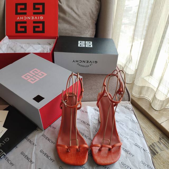纪梵希 顶级包装配套，三面三色彩绘磁铁盒 GIVENCHY 纪梵希夏秋爆款。创世之作，为爱铸就！破坏神与爱之一角，奇异创意牛角鞋跟。三孔裸脚夹指凉鞋和G字形EV