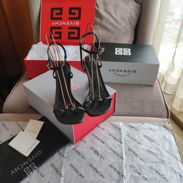 纪梵希 顶级包装配套，三面三色彩绘磁铁盒 GIVENCHY 纪梵希夏秋爆款。创世之作，为爱铸就！破坏神与爱之一角，奇异创意牛角鞋跟。三孔裸脚夹指凉鞋和G字形EV