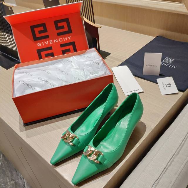纪梵希 顶级包装配套，三面三色彩绘磁铁盒 GIVENCHY 纪梵希早春走秀爆款。4cm猫跟四季单鞋。金属链饰扣款 ，五金圈饰扣款 。全头层牛皮制作，四季百搭款式