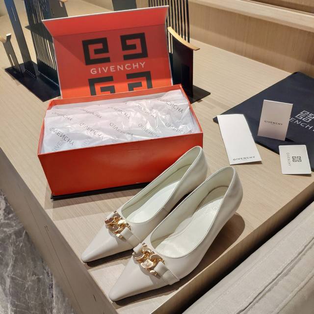 纪梵希 顶级包装配套，三面三色彩绘磁铁盒 GIVENCHY 纪梵希早春走秀爆款。4cm猫跟四季单鞋。金属链饰扣款 ，五金圈饰扣款 。全头层牛皮制作，四季百搭款式
