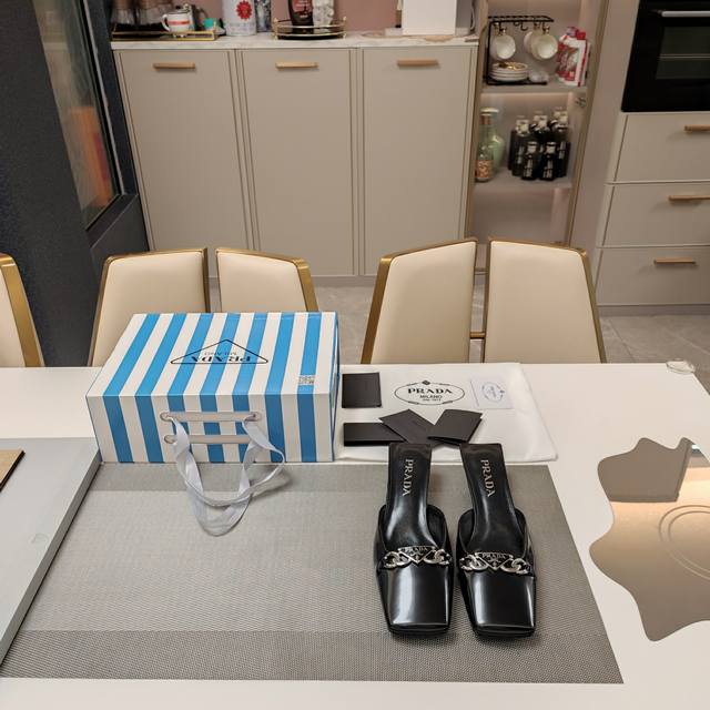 T台秀场穆勒鞋 开边珠牛皮系列 顶级包装配套最高版本 PRADA 普拉达新品， 顶级版本 实力来袭！prada24“T台秀款”,主推热卖款式，开边珠牛皮材质穆勒
