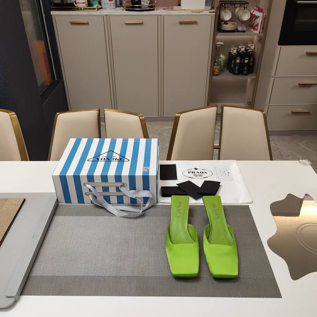 T台秀场穆勒鞋 新方头拖侧三角矮跟 顶级包装配套最高版本 PRADA 普拉达新品， 顶级版本 实力来袭！prada24“T台秀款”,主推热卖款式，真丝材质穆勒系