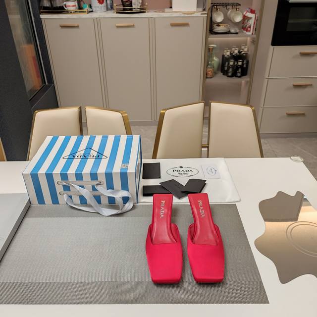 T台秀场穆勒鞋 新方头拖侧三角矮跟 顶级包装配套最高版本 PRADA 普拉达新品， 顶级版本 实力来袭！prada24“T台秀款”,主推热卖款式，真丝材质穆勒系