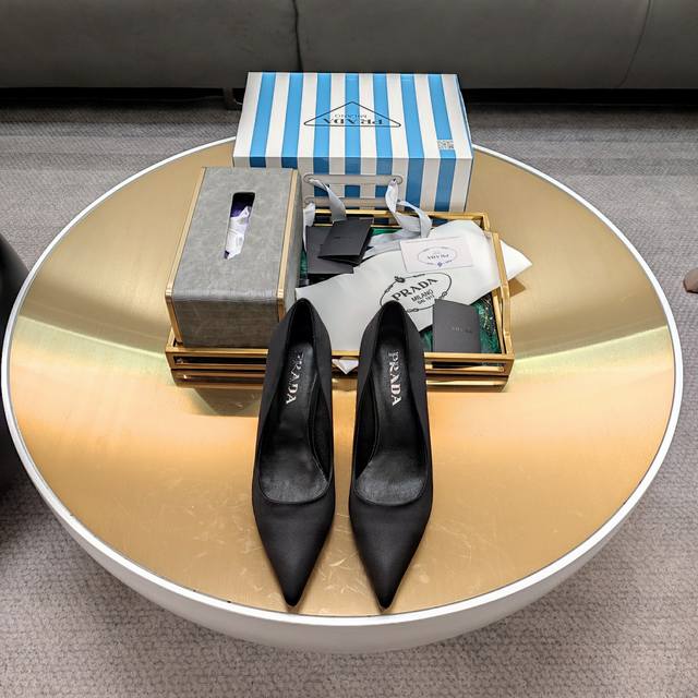 T台秀场穆勒鞋 真丝凉鞋系列 顶级包装配套最高版本 PRADA 普拉达新品， 顶级版本 实力来袭！prada24“T台秀款”,主推热卖款式，真丝材质穆勒系列春夏