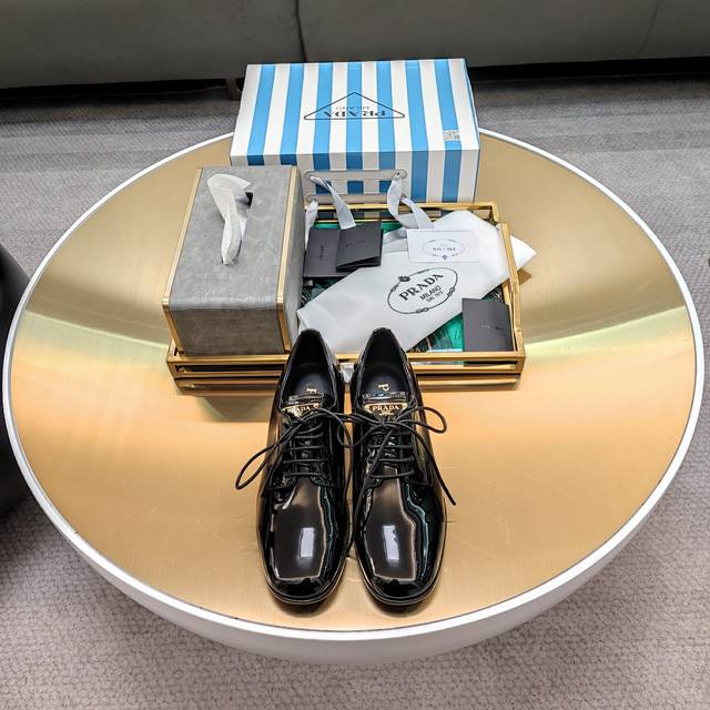 学院风漆皮“系带”皮鞋系列 顶级包装配套最高版本 PRADA 2024普拉达最新颖平粗跟系带单鞋、端庄学院风格。气质高雅的绑带女士皮鞋系列。 2024S PRA
