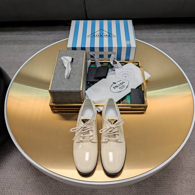 学院风漆皮“系带”皮鞋系列 顶级包装配套最高版本 PRADA 2024普拉达最新颖平粗跟系带单鞋、端庄学院风格。气质高雅的绑带女士皮鞋系列。 2024S PRA
