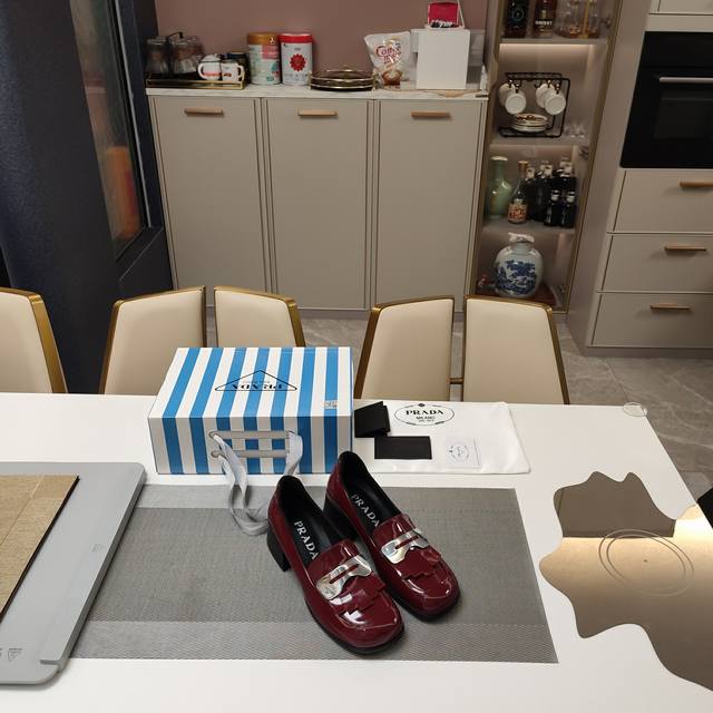 学院风漆皮“乐福”鞋系列 顶级包装配套最高版本 PRADA 2024普拉达最新颖平粗跟圆头胆位单鞋、一脚蹬乐福鞋。品牌少有的既圆又方头形漆皮时尚通勤一脚蹬单鞋系