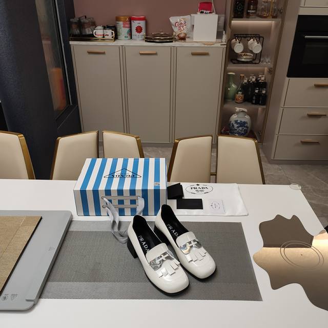 学院风漆皮“乐福”鞋系列 顶级包装配套最高版本 PRADA 2024普拉达最新颖平粗跟圆头胆位单鞋、一脚蹬乐福鞋。品牌少有的既圆又方头形漆皮时尚通勤一脚蹬单鞋系