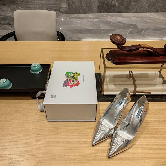 金属镜面系列 顶级包装配套最高版本 PRADA 2024普拉达春季 最新款且超级爆系列爆品，原版新开模圆钉鞋跟。 春夏新品， 顶级版本 实力来袭！ 镜面小单鞋