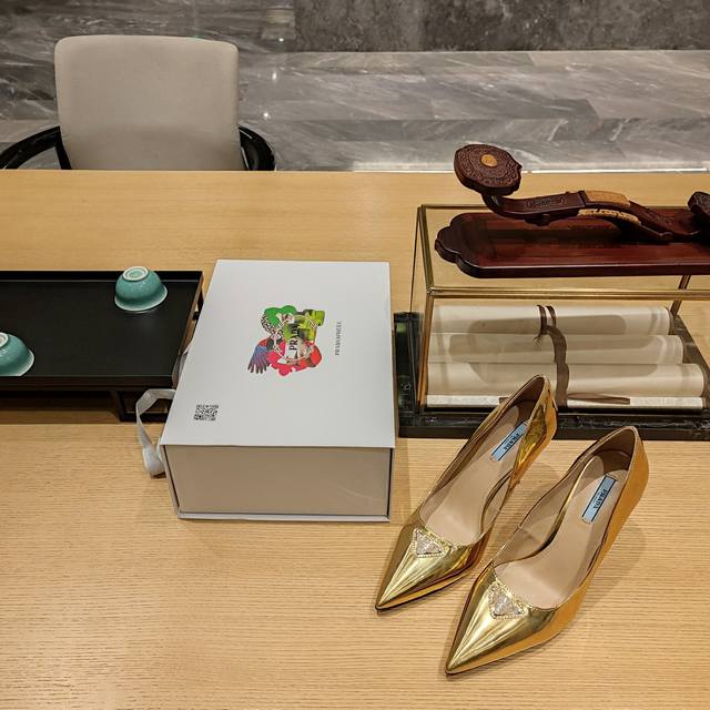 金属镜面系列 顶级包装配套最高版本 PRADA 2024普拉达春季 最新款且超级爆系列爆品，原版新开模圆钉鞋跟。 春夏新品， 顶级版本 实力来袭！ 镜面小单鞋