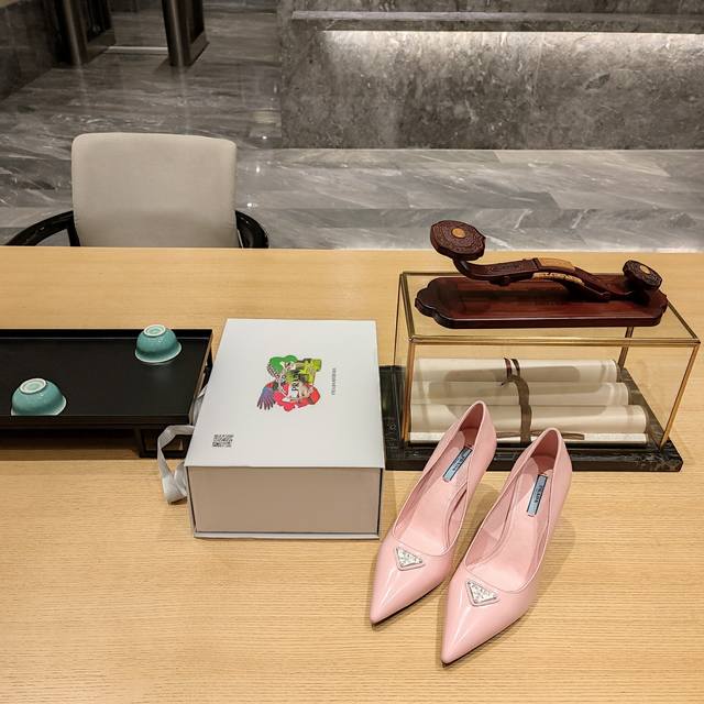 金属镜面系列 顶级包装配套最高版本 PRADA 2024普拉达春季 最新款且超级爆系列爆品，原版新开模圆钉鞋跟。 春夏新品， 顶级版本 实力来袭！ 镜面小单鞋