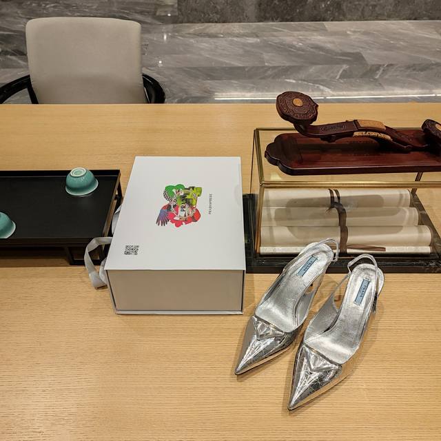激光镜面系列 顶级包装配套最高版本 PRADA 2024普拉达春夏新品， 顶级版本 实力来袭！Prada Glow限时店很闪亮的单品 尖头单鞋凉鞋。 8cm高跟