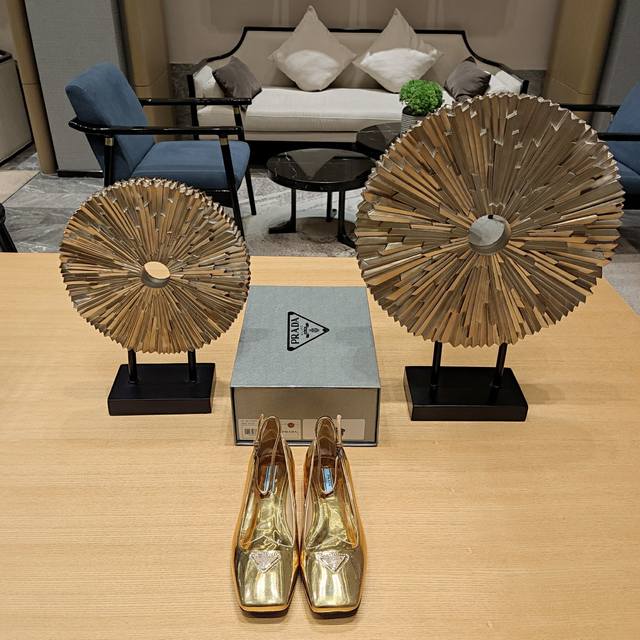 金属镜面系列 顶级包装配套最高版本 PRADA 2024普拉达春夏新品， 顶级版本 实力来袭！ 原版做法，后带与鞋面不断格 复古可爱普拉达玛丽珍裹脚后带平底小单