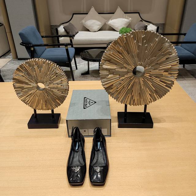 金属镜面系列 顶级包装配套最高版本 PRADA 2024普拉达春夏新品， 顶级版本 实力来袭！ 原版做法，后带与鞋面不断格 复古可爱普拉达玛丽珍裹脚后带平底小单