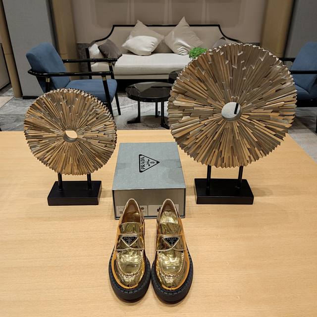 金属镜面系列 顶级包装配套最高版本 PRADA 2024普拉达秋季最新款经典型定形底粗跟圆头乐福鞋，新款楦型线条升级修改，官方最新线条，大底是新版成型大底更加柔