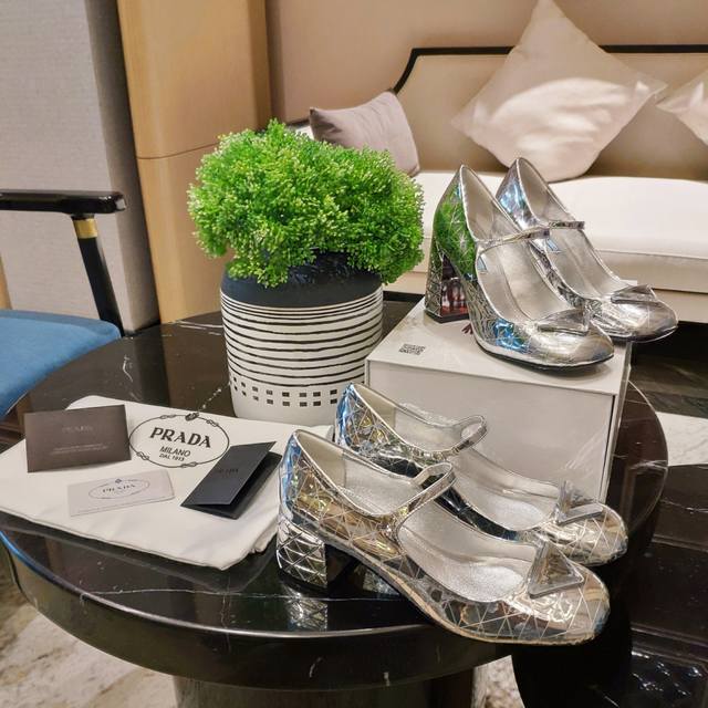 透明扣镜面款 顶级包装配套最高版本 PRADA 普拉达春夏新品， 顶级版本 实力来袭！Prada Glow限时店很闪亮的单品 玛丽珍单鞋 9cm和5cm银高跟，