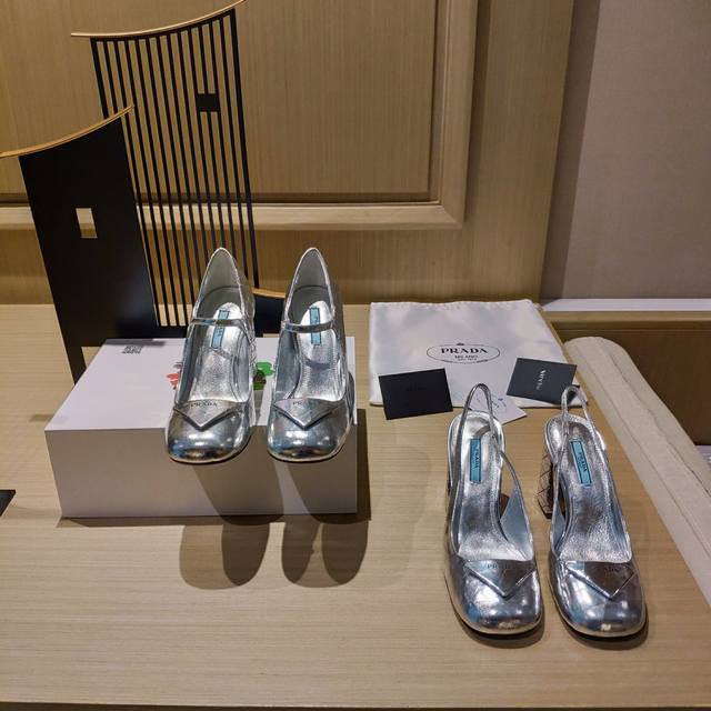 皮扣款亮皮面 顶级包装配套最高版本 PRADA 普拉达春夏新品， 顶级版本 实力来袭！Prada Glow限时店很闪亮的单品 玛丽珍单鞋 9cm银高跟，银色款