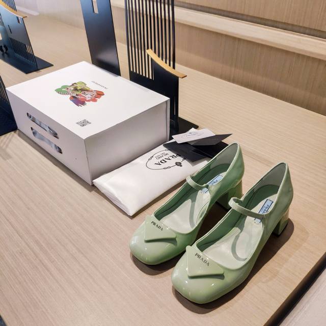 顶级包装配套最高版本 PRADA 普拉达春夏新品， 顶级版本 实力来袭！Prada Glow限时店很闪亮的单品 玛丽珍单鞋 2024S超级爆系列爆品，各大网红明