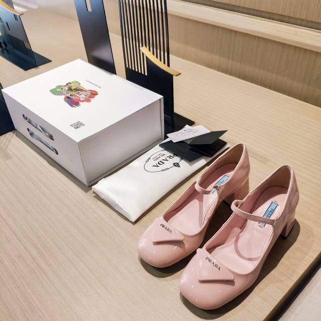 顶级包装配套最高版本 PRADA 普拉达春夏新品， 顶级版本 实力来袭！Prada Glow限时店很闪亮的单品 玛丽珍单鞋 2024S超级爆系列爆品，各大网红明