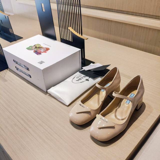 顶级包装配套最高版本 PRADA 普拉达春夏新品， 顶级版本 实力来袭！Prada Glow限时店很闪亮的单品 玛丽珍单鞋 2024S超级爆系列爆品，各大网红明