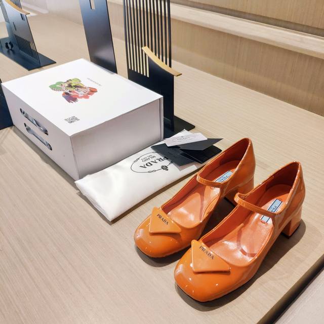顶级包装配套最高版本 PRADA 普拉达春夏新品， 顶级版本 实力来袭！Prada Glow限时店很闪亮的单品 玛丽珍单鞋 2024S超级爆系列爆品，各大网红明