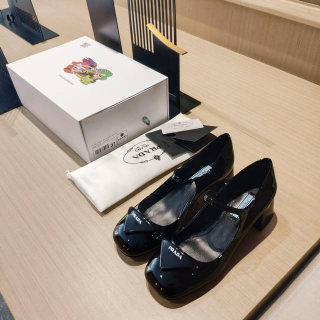 顶级包装配套最高版本 PRADA 普拉达春夏新品， 顶级版本 实力来袭！Prada Glow限时店很闪亮的单品 玛丽珍单鞋 2024S超级爆系列爆品，各大网红明