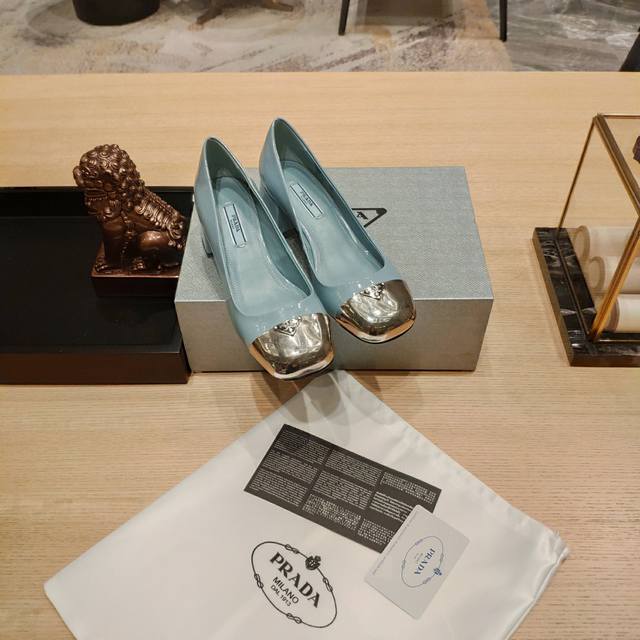 顶级包装配套最高版本 PRADA 普拉达新品， 顶级版本 实力来袭！Prada Glow限时店很闪亮的单品 原版鞋头玛丽珍单鞋形状圆形铁头 系列： “Prada
