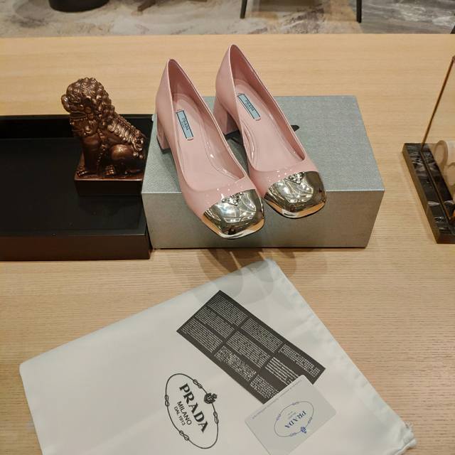 顶级包装配套最高版本 PRADA 普拉达新品， 顶级版本 实力来袭！Prada Glow限时店很闪亮的单品 原版鞋头玛丽珍单鞋形状圆形铁头 系列： “Prada