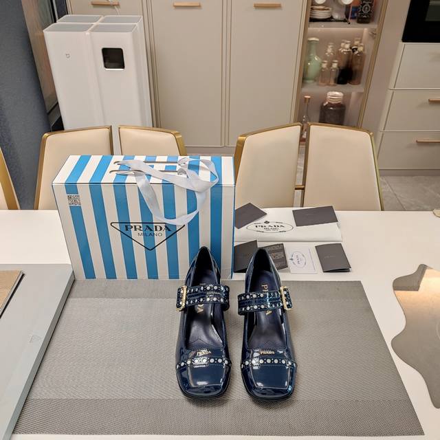 冲孔饰金属搭扣端庄风玛丽珍单鞋系列 顶级包装配套最高版本 PRADA 2025s普拉达春夏新品， 顶级版本 实力来袭！手工撞钉冲孔饰金属搭扣端庄风玛丽珍单鞋，少